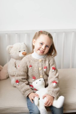 Bebek örgüsü kıyafetler. Sinek mantarlı el yapımı örgü süveter. Nakışlı bir ceket. Evdeki kız çocuğu.