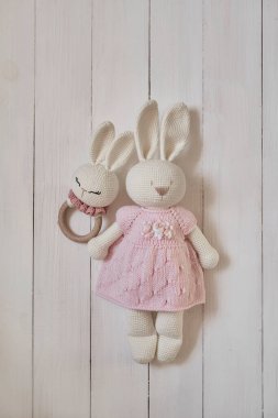 Bebek örgüsü kıyafetler ve oyuncaklar. İşlemeli el yapımı elbiseler.