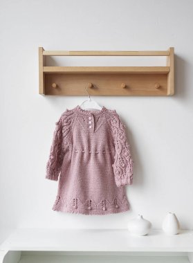 Bebek örgüsü kıyafetler. İşlemeli el yapımı elbiseler.