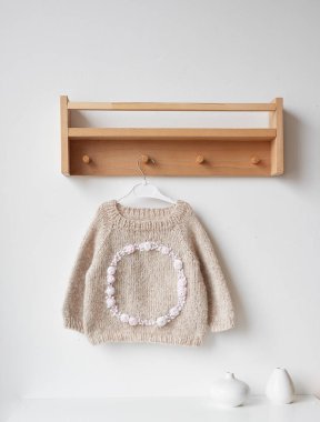 Bebek örgüsü kıyafetler. İşlemeli el yapımı elbiseler.