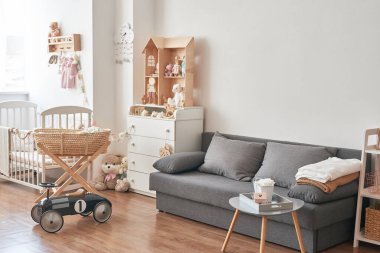 Oturma odasının içinde kanepe var. Çatı katı tarzı, otel odası, kiralık daire.