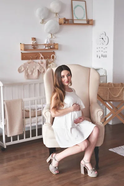 Schwangere Kinderzimmer Vorbereitung Auf Die Geburt Babybekleidung Und Accessoires — Stockfoto
