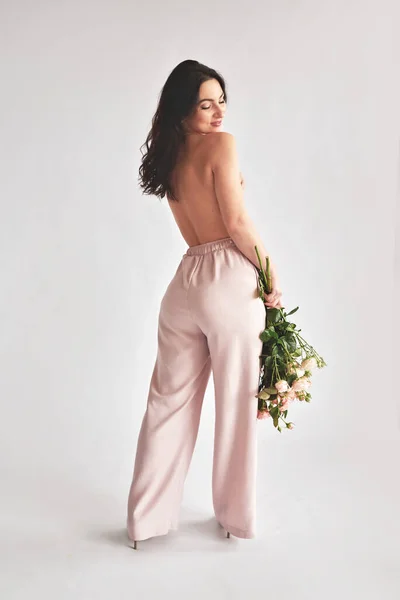 バラの花束の花を持つ美しい若い女性 国際女性デー — ストック写真