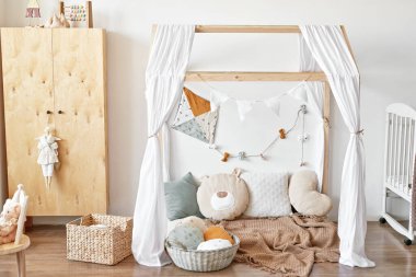 Çocuk odasının içinde. Çocuk odasında tahta oyuncaklar..