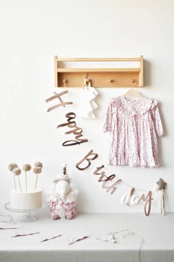 Bir yıllık parti dekoru. Doğum günün kutlu olsun. Pasta ezmesi.