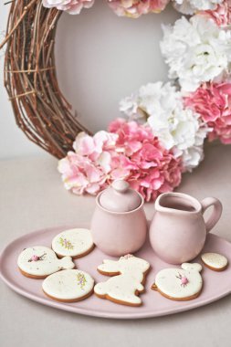 Mutlu Paskalyalar. Paskalya zencefilli ekmek ve dekor.