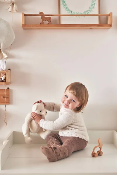 Μωρό Πλεκτά Ρούχα Παιδικό Δωμάτιο Εσωτερικό Βρεφονηπιακού Εικόνα Αρχείου