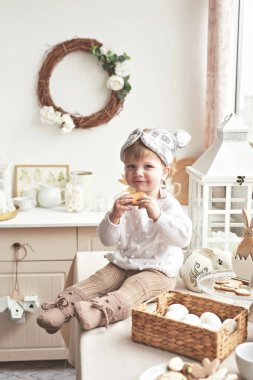 Paskalya tavşanı. Mutfak masası dekoru. Yumurtalar ve tavşanlar