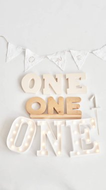 Doğum günün kutlu olsun. Doğum günü dekoru ve pastası. Bir yıl kutlama.