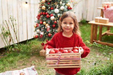  Temmuz 'da Noel. Bir Noel ağacının arka planında aile kadını anne ve çocuk.