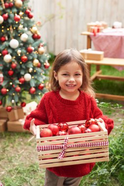  Temmuz 'da Noel. Bir Noel ağacının arka planında aile kadını anne ve çocuk.