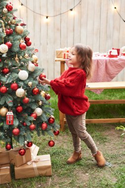  Temmuz 'da Noel. Bir Noel ağacının arka planında aile kadını anne ve çocuk.