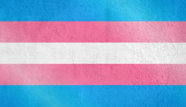 Beton doku arkaplanı üzerinde travesti sembolü bayrağı
