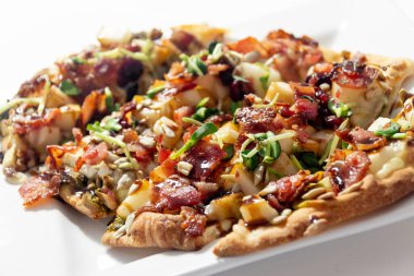 Pastırmalı lezzetli pizza armut peynirli yaban mersini ayçiçeği filizli ve balzamik tohumlu.