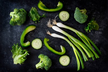 Siyah arka planda taze sebzeler