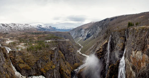 Arkasında şelale olan İzlanda nehri manzarası
