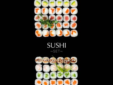 Japon Maki suşi rulosu çeşitleri siyah arka planda izole edilmiştir. Büyük sette somon, ton balığı, karides, avokado, üzerinde mikro yeşillikler olan salatalık. Pankart kavramını metinle hazırla, boşluğu kopyala