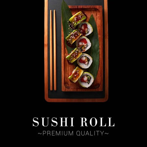 Vista Superior Porção Rolo Sushi Japonês Com Caviar Abacate Salmão — Fotografia de Stock