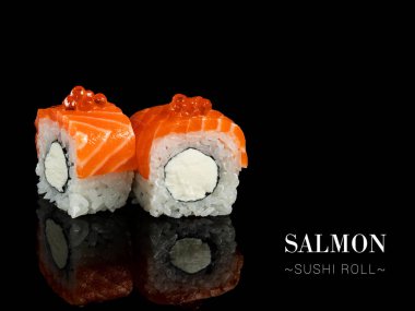 Siyah arka planda ayna yansıması olan suşi rulo parçalarını ters çevirin. Krem peynirli ve somonlu suşi, üstünde havyar. Metin ve kopyalama alanı ile menü reklam afişini hazırla.