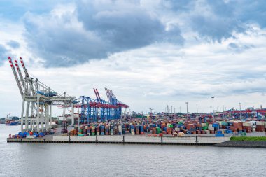 Hamburg konteynır limanına vinç yükleme, Hamburg, Almanya, 30 Mayıs 2022