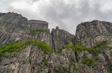 Norveç 'teki ünlü Preikestolen, denizden manzaralı.