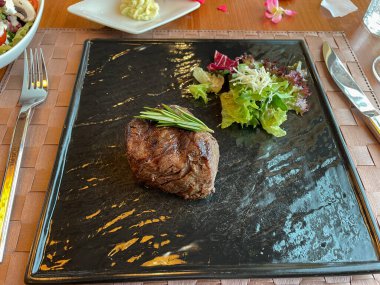 Biberiyeli biftek ve salata.