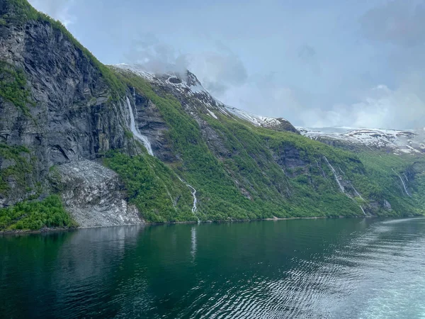ノルウェーの滝のある美しいフィヨルドの風景 — ストック写真