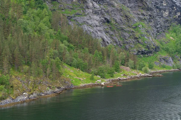 Bellissimo Fiordo Geiranger Norvegia Con Cui Persone Remano Due Canoe — Foto Stock