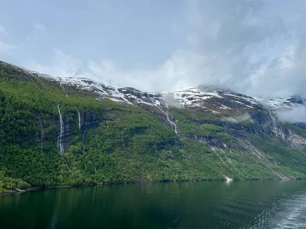 노르웨이에서 폭포가 아름다운 피오르드 — 스톡 사진
