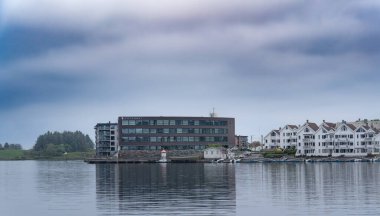 Norveç, Hausgesund 'da gemi terminali yakınlarında modern Buidlings.