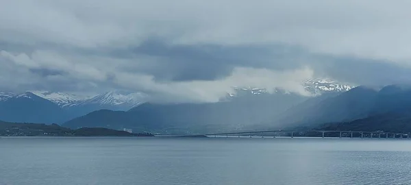 ノルウェーの印象的なフィヨルド 低い雲と橋 — ストック写真
