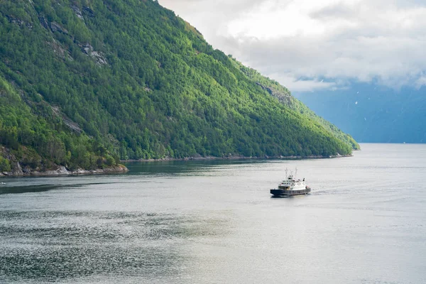 Bellissimo Paesaggio Fiordo Con Una Nave Hellesylt Norvegia — Foto Stock