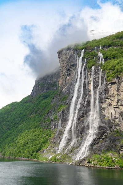 Krásný Vodopád Nazvaný Sedm Sester Nachází Geiranger Fjord Norsko — Stock fotografie