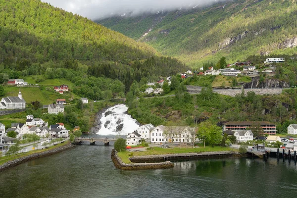 Μικρή Πόλη Hellesylt Τον Καταρράκτη Νορβηγία — Φωτογραφία Αρχείου