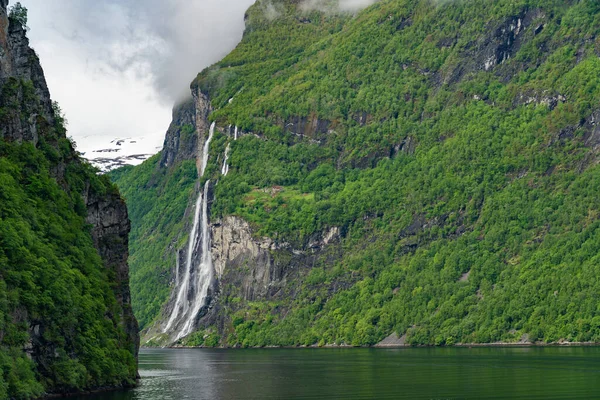 Krásná Krajina Zasněženými Vrcholky Hor Vodopády Geiranger Fjord Norsko — Stock fotografie