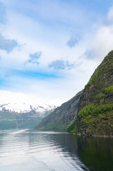 Bela Paisagem Com Picos Montanhosos Nevados Cachoeiras Geiranger Fiorde Noruega — Fotografia de Stock