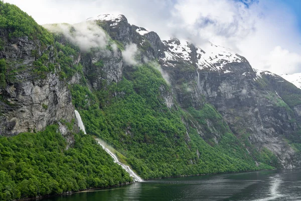 Bellissimo Paesaggio Con Cime Innevate Cascate Nel Fiordo Geiranger Norvegia — Foto Stock