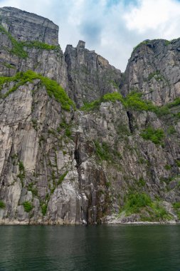 Norveç 'teki ünlü Preikestolen, denizden manzaralı.