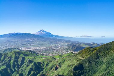 İspanya 'nın Tenerife kentindeki Pico del Ingles manzarasında güzel bir dağ manzarası ve Teide manzarası var.