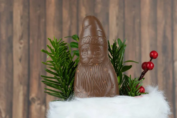 Chocolade Kerstman Met Sparren Tak — Stockfoto
