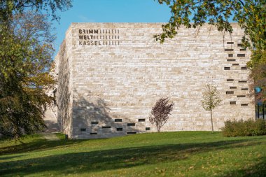 Kassel 'de bir sonbahar sabahı, Kassel, Almanya, 13 Ekim 2019' da Grimmwelt adlı yeni müze.