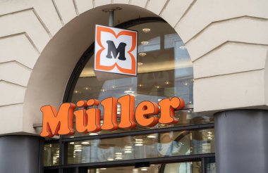 Almanya Kassel, 21 Ekim 2019 'daki mağaza binasında tanınmış eczane zinciri Mueller' in imza ve logosu.
