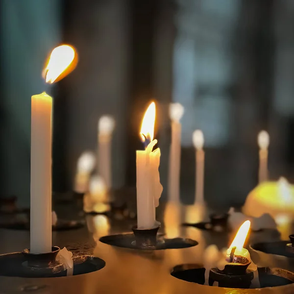 在教堂里烧白色的蜡烛 正方形 — 图库照片