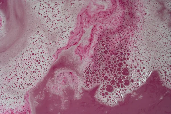 Rosa Färgat Vatten Med Vitt Skum Och Bubblor Royaltyfria Stockbilder