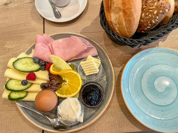 Kahvaltıda bir sürü lezzetli şey var.