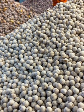 Fas 'ta bir markette bir yığın fıstık.