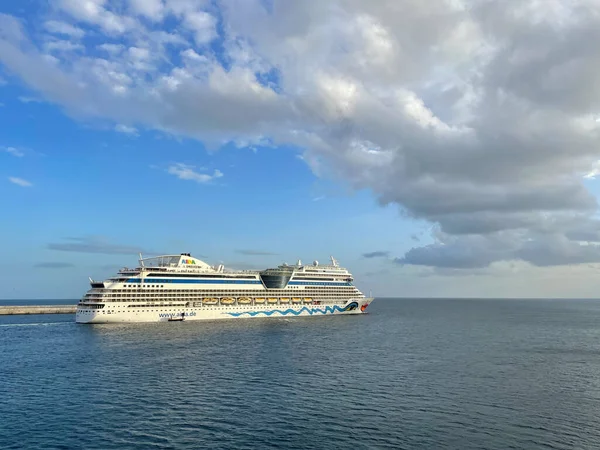 Das Kreuzfahrtschiff Aidasol Verlässt Den Hafen Von Arrecife Lanzarote Spanien — Stockfoto
