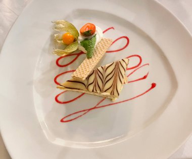 Lezzetli pasta, beyaz tabakta çok güzel sunuluyor.
