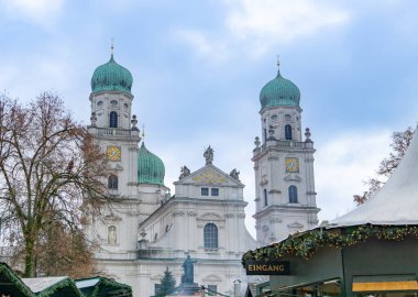 Passau, Almanya 'daki St. Stephan Katedrali, kulelerin manzarası.