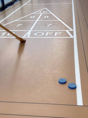 Bir yolcu gemisinde shuffleboard oynamak